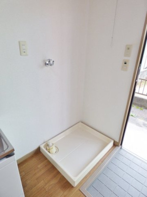 【設備】 | グリーンパークトキワ A | 玄関横に洗濯機置場。　※掲載画像は同タイプの別室内画像のためイメージとしてご参照ください。