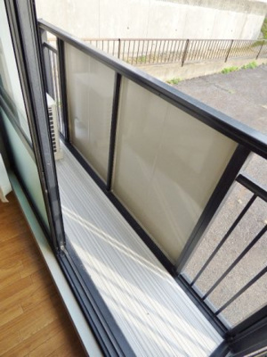 【バルコニー】 | グリーンパークトキワ A | 独立タイプのバルコニー。真ん中は目隠しパネル！サイドは格子で風通しに配慮♪　※掲載画像は同タイプの別室内画像のためイメージとしてご参照ください。