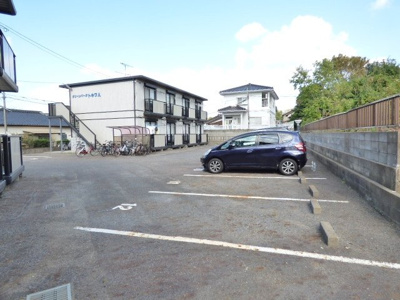 【駐車場】 | グリーンパークトキワ A | 駐車場は広く、壁に沿って横一列の配列なので駐車しやすいです♪