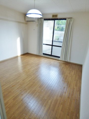 【居間・リビング】 | グリーンパークトキワ A | ８帖の洋室。窓は大き目で南東向きなので朝の日差しが気持ち良いお部屋です♪　※掲載画像は同タイプの別室内画像のためイメージとしてご参照ください。