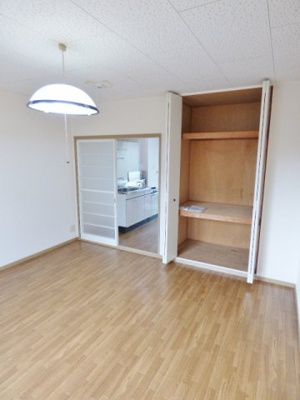 【洋室】 | グリーンパークトキワ A | 扉は部屋を圧迫しない開き戸と両開き戸♪家具配置の幅が広がります！　※掲載画像は同タイプの別室内画像のためイメージとしてご参照ください。