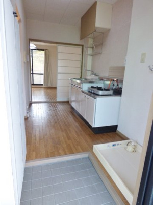 【玄関】 | グリーンパークトキワ A | 靴箱は靴を立てかけるように収納するタイプで、薄型で省スペース♪　※ガスコンロは含まれません。※掲載画像は同タイプの別室内画像のためイメージとしてご参照ください。