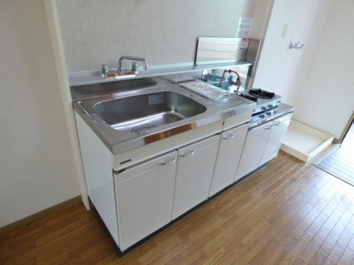 【キッチン】 | グリーンパークトキワ A | キッチンスペースは広め。冷蔵庫スペースもしっかりあります！　※ガスコンロは含まれません。※掲載画像は同タイプの別室内画像のためイメージとしてご参照ください。