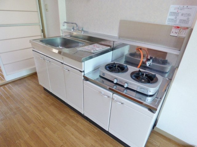 【設備】 | グリーンパークトキワ A | 作業スペースのある幅のキッチン。１Ｋでは貴重です！！　※ガスコンロは含まれません。※掲載画像は同タイプの別室内画像のためイメージとしてご参照ください。