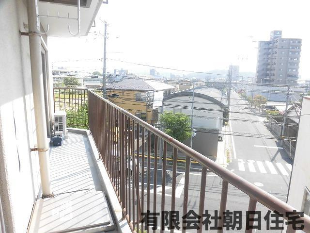 【バルコニー】 | エバーグリーン大輪 | バルコニーからの眺めを楽しみながら食事をしませんか