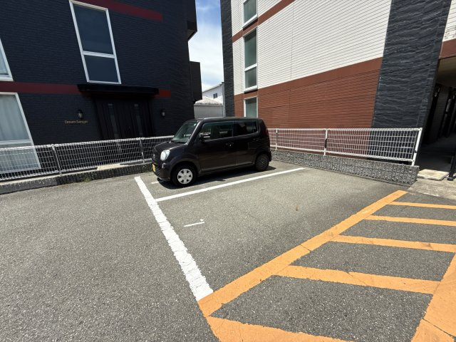 カルム三条町の駐車場