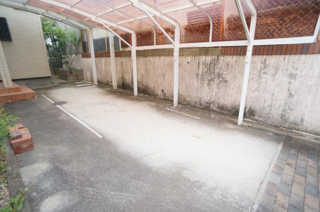 中山台２丁目戸建の駐車場