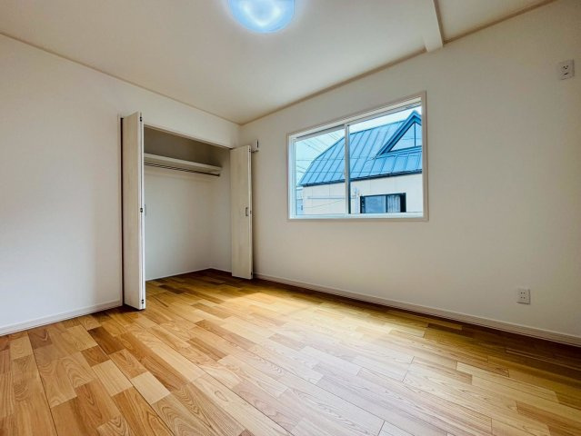 【商談中】新築戸建　大垣市林町　全1区画分譲の洋室|全居室にたっぷり収納できる大型収納を設置。窓ガラスは断熱性能や結露防止効果の高いペアガラスです。