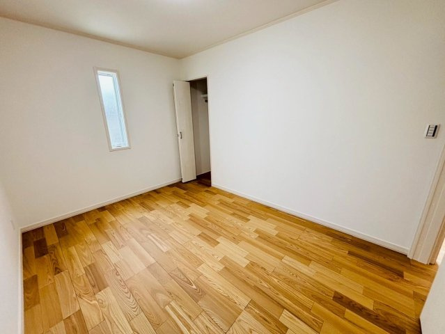 【商談中】新築戸建　大垣市林町　全1区画分譲の洋室|全居室にたっぷり収納できる大型収納を設置。窓ガラスは断熱性能や結露防止効果の高いペアガラスです。