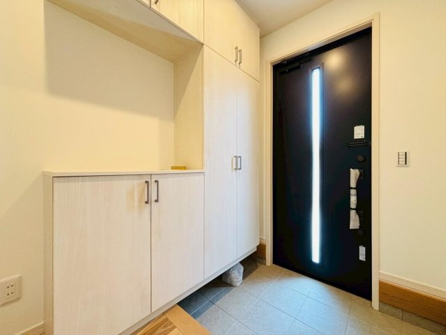 【商談中】新築戸建　大垣市林町　全1区画分譲の玄関|大容量のシューズ収納付きで玄関周りもすっきり！玄関ドアからの光が玄関ホールを明るくしてくれます。
