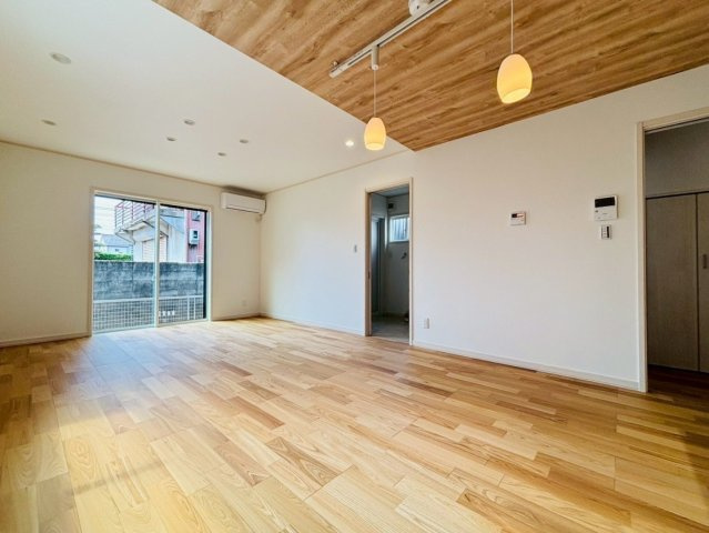 【商談中】新築戸建　大垣市林町　全1区画分譲の居間・リビング|南向きで日当たりもよく大きな窓がリビング全体に光と風を運びます。ご家族でゆとりある暮らしができます。