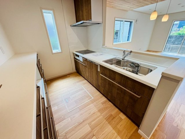 【商談中】新築戸建　大垣市林町　全1区画分譲のキッチン|機能的なシステムキッチンです。収納力に優れた大容量の引出しでキッチン回りがスッキリ片付きます。