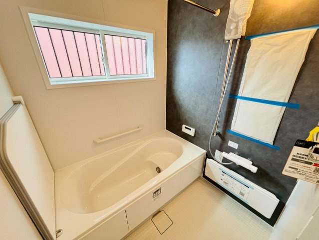 【商談中】新築戸建　大垣市林町　全1区画分譲の浴室|１坪タイプのバリアフリー設計でゆったりとくつろげる浴室・浴槽です。タイル床でカビの発生を抑制します。