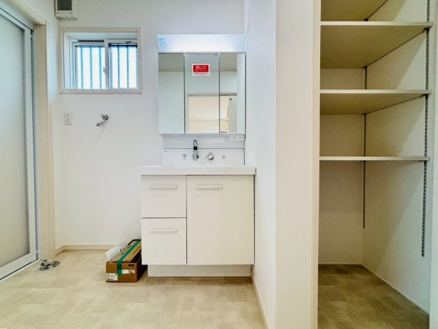 【商談中】新築戸建　大垣市林町　全1区画分譲の独立洗面台|洗面洗髪化粧台です。物件により三面鏡または一面鏡の場合があります。詳しくは担当者までお問合せ下さい。