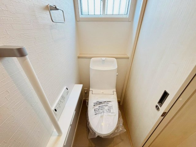 【商談中】新築戸建　大垣市林町　全1区画分譲のトイレ|節水省エネの温水洗浄便座です。お掃除のしやすさを究めたフチなし形状でお手入れ楽々。