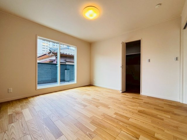 【商談中】新築戸建　大垣市林町　全1区画分譲の寝室|全居室にたっぷり収納できる大型収納を設置。窓ガラスは断熱性能や結露防止効果の高いペアガラスです。