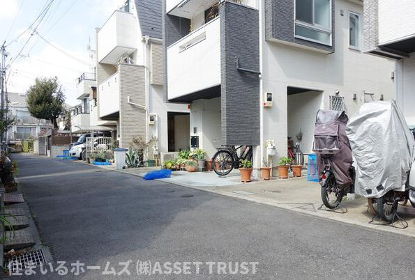 初台一戸建の前面道路含む現地写真
