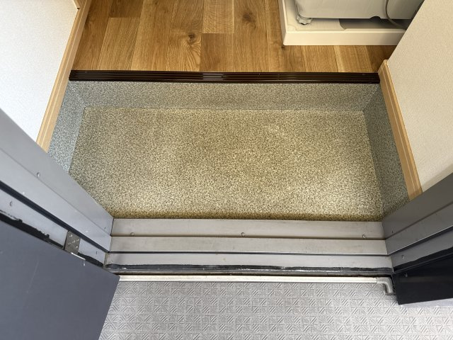 カルム三条町の玄関