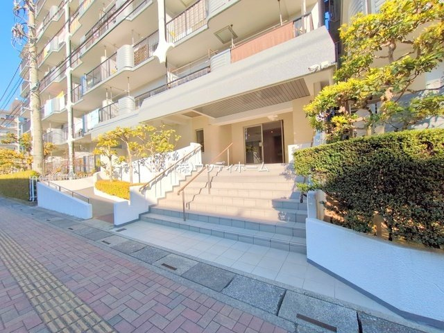 ジュネシオン新越谷　中古マンションのエントランス