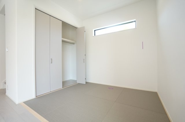 常滑市錦町3丁目　9号棟の和室|リビング横の4.8帖の畳コーナーはお子様の遊び場や来客用のスペースとしてお使いいただけます。大きな収納もあり趣味や家事のスペースなど多目的に利用していただけます。