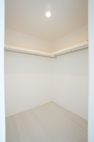 常滑市錦町3丁目　9号棟の収納|2階4.7帖洋室の大型ウォークインクローゼット。大容量のスペースは整理整頓や衣替えを効率的にしてくれるだけでなく、収納家具が少なくなることで生活感を隠し部屋を広く使うことができます。