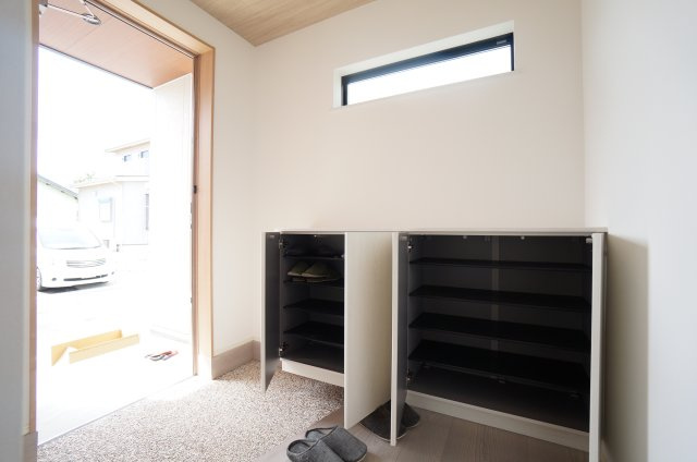常滑市錦町3丁目　9号棟の玄関|玄関のシンプルなシューズボックス。