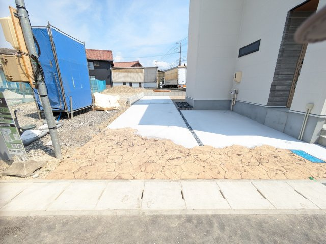 常滑市錦町3丁目　9号棟の駐車場|3台駐車可能なカースペース。家族の車も効率よく停めることができます。