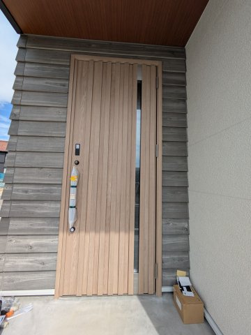 常滑市錦町3丁目　9号棟の玄関|玄関ドアは温かみのある木お質感。天然木であることから1枚1枚木目や色が異なり、自然な感じが落ち着いた雰囲気を演出してくれます。
