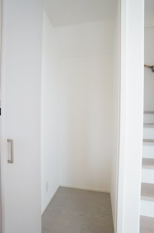 常滑市錦町3丁目　9号棟の収納|階段横の収納は掃除機が充電できるコンセントがあり、日用品のストック場所としても便利な場所です。