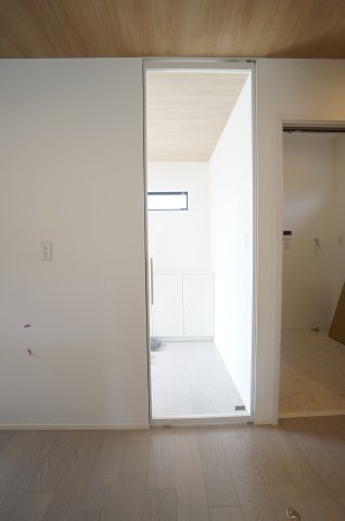 常滑市錦町3丁目　9号棟の設備|玄関からリビングに入るドアはおしゃれなガラスドアになっています♪