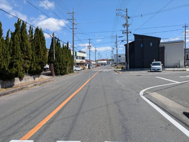 常滑市錦町3丁目　9号棟の前面道路含む現地写真|●○前面道路○●
南側9.8ｍの前面道路。見通しもよく車の出入りがスムーズにできます。