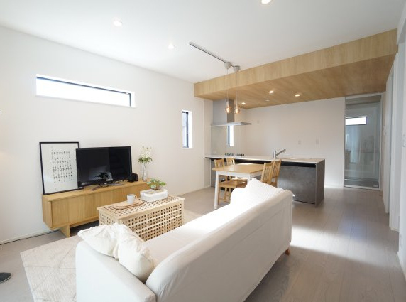 常滑市錦町3丁目　9号棟の居間・リビング|南側の窓からたっぷりと陽光が注がれる19帖のリビング。2.7mのハイ天井で開放的な空間です。4.8帖の畳コーナーがあり、家族団らんや来客用、趣味や家事のスペースとして様々なシーンで活用できます♪