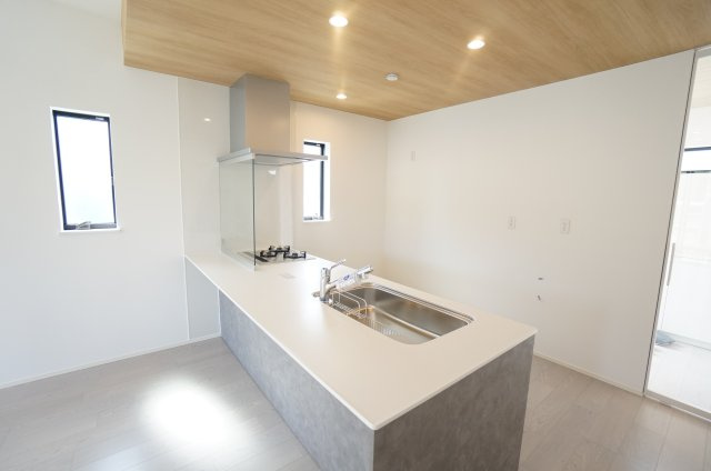常滑市錦町3丁目　9号棟のキッチン|スタイリッシュで美しいペニンシュラキッチン♪対面式のキッチンはリビングを見渡せます。食洗洗浄乾燥機付きで、食後の片づけがぐっとラクに♪