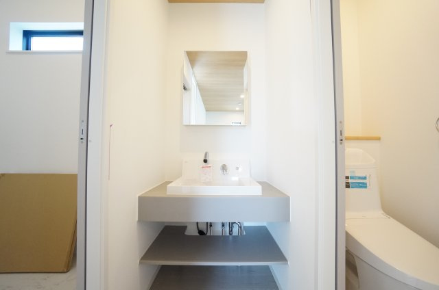 常滑市錦町3丁目　9号棟の独立洗面台|使い勝手が良い洗面ボウルとカウンターはシンプルで落ち着いた印象です。
