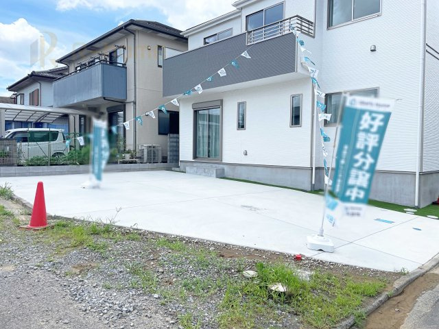 土浦市生田町　新築戸建て　A号棟の駐車場|カースペースは3台完備。ゲスト用のスペースも確保できますね♪
