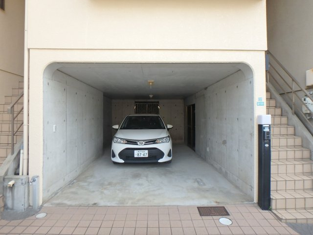 甲子園2番町テラスハウスの駐車場|幅3.3m、高さ2.2m、奥行き6.6mあります
駐車場には収納スペースもございます