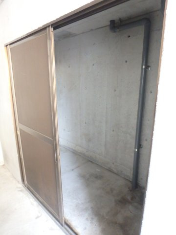 甲子園2番町テラスハウスの収納|駐車場の収納は季節外のものやレジャーなどの道具なども置けますね