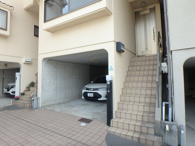 甲子園2番町テラスハウスの駐車場|ゆったりとした駐車場がついています