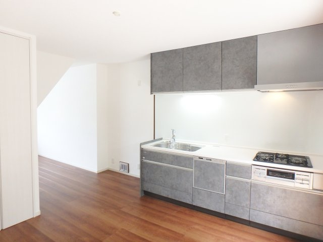 甲子園2番町テラスハウスのキッチン|3口コンロ・食器洗い乾燥機がついています