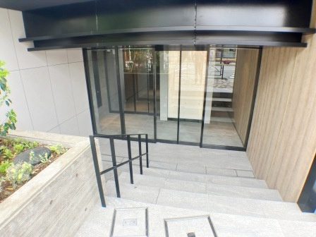 シーズンフラッツ新大塚のエントランス