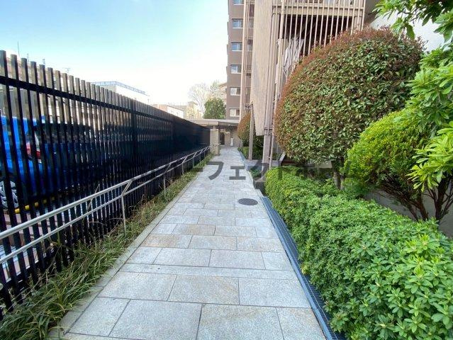 朝日プラザ香里菊ヶ丘の庭|お庭で自由な時間を過ごせます