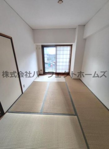 朝日プラザ香里菊ヶ丘の内装|明るい色調の室内です