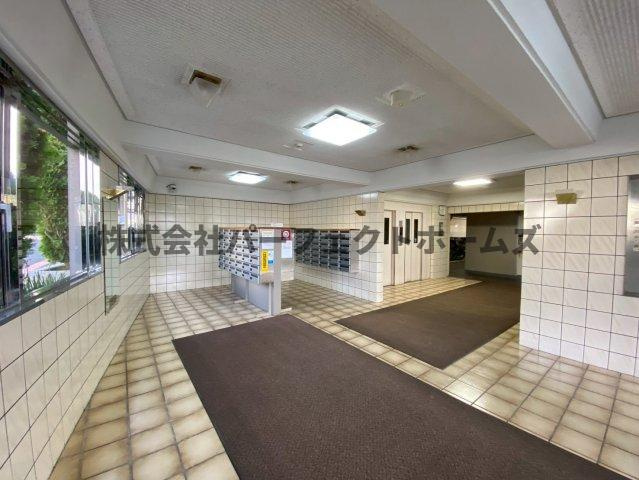 朝日プラザ香里菊ヶ丘のロビー|ゆとりのあるロビーです