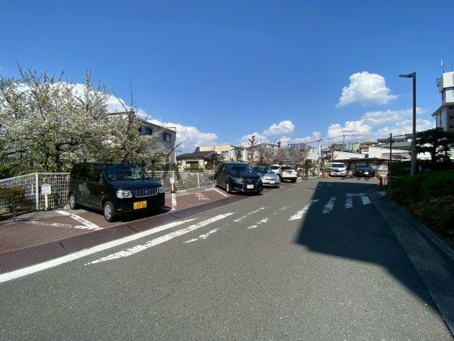 朝日プラザ香里菊ヶ丘の駐車場|駐車場に車を止められます