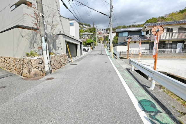 西宮市苦楽園二番町建築条件無し土地の前面道路含む現地写真