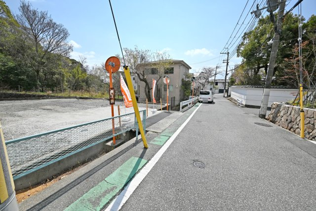 西宮市苦楽園二番町建築条件無し土地の前面道路含む現地写真|前面道路（公道幅員約6ｍ）