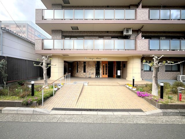 センチュリー武蔵野のエントランス