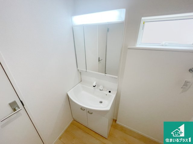 神戸市西区玉津町高津橋　第5期　新築一戸建ての独立洗面台|清潔感のある洗面台です。フラットな鏡は掃除がしやすく毎日清潔！鏡裏には収納があるのでスッキリとした洗面台が保てます。