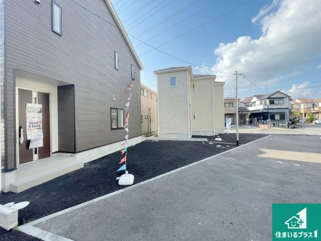 神戸市西区玉津町高津橋　第5期　新築一戸建ての前面道路含む現地写真|周辺は閑静な住宅街！前面道路広々で車の出し入れも便利です。駐車が苦手な方でも安心して車庫入れできます！