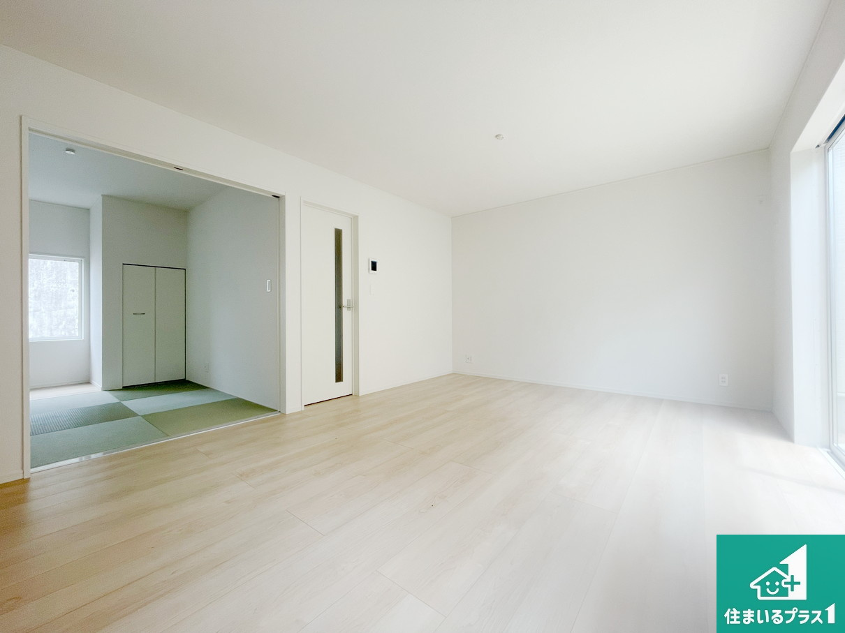 神戸市西区玉津町高津橋　第5期　新築一戸建ての居間・リビング|日当たり良好の明るいリビングで朝の目覚めもスッキリできそう！対面キッチンでご家族のコミュニケーションも自然と増える設計！小さなお子様が遊ぶスペースを作っても広々とくつろげるLDK！